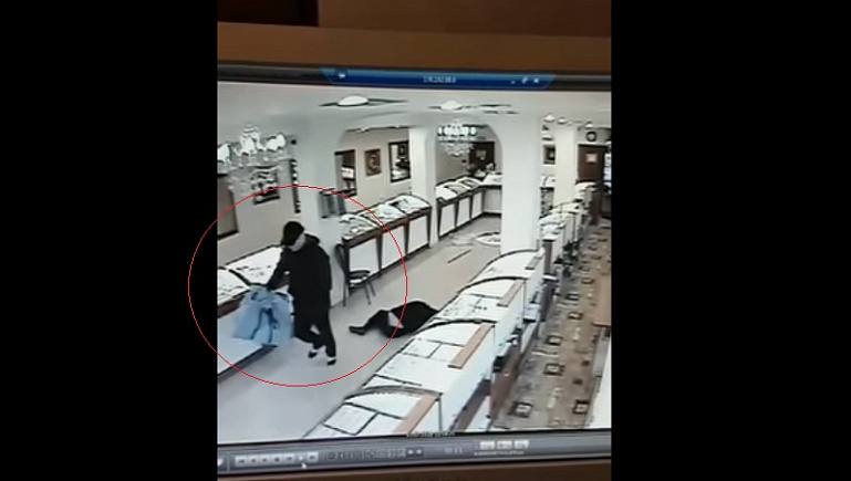 Человек в маске ограбил ломбард в Подмосковье