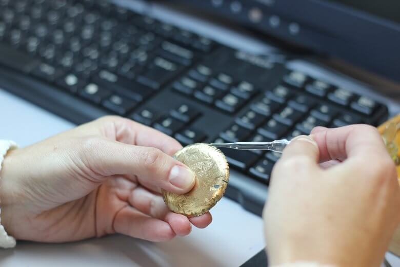 «Зелень» от реактива говорит, что металл недрагоценный.