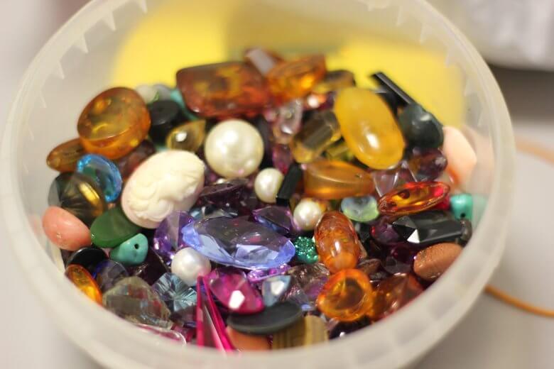 Опытные эксперты с легкостью отделяют драгоценные камни от «стекляшек»