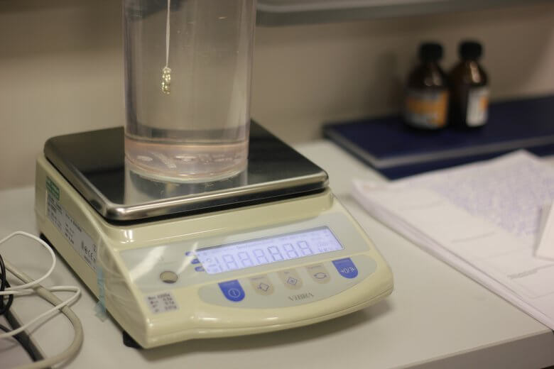 Гидростатический, или иначе метод «Архимеда», позволяет найти подделку внутри тяжелых, крупных изделий.