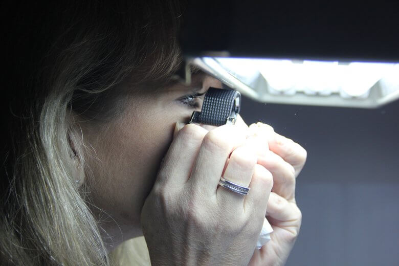 На оценку бриллиантов влияет все - даже цвет маникюра и одежды эксперта.