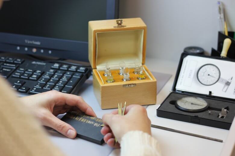 Пробирный камень и химические реактивы - обычные инструменты эксперта по драгоценным металлам.