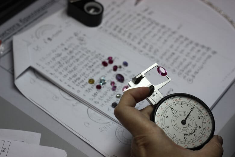 Левериджем измеряют размеры камней. Обычно бриллиантов.