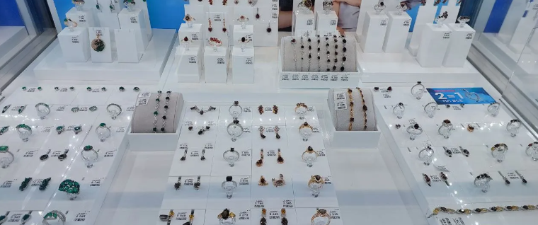 В 2024 году число купленных украшений из золоченого серебра в розничных магазинах увеличилось в 2 раза по сравнению с прошлым годом