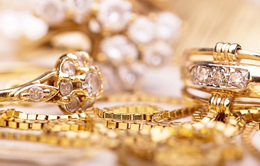 Ка­ж­дый тре­тий россиянин счи­та­ет, что вкла­ды­вать день­ги луч­ше все­го в юве­ли­р­ные укра­ше­ния или дра­го­цен­ные ме­тал­лы