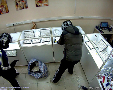В Ростовской области двое вооруженных людей в масках ограбили ювелирный магазин