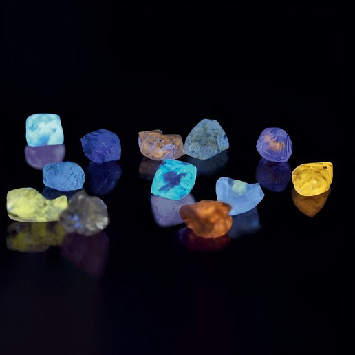 Почему изменяется цвет натуральных алмазов с флуоресценцией в УФ-лучах?